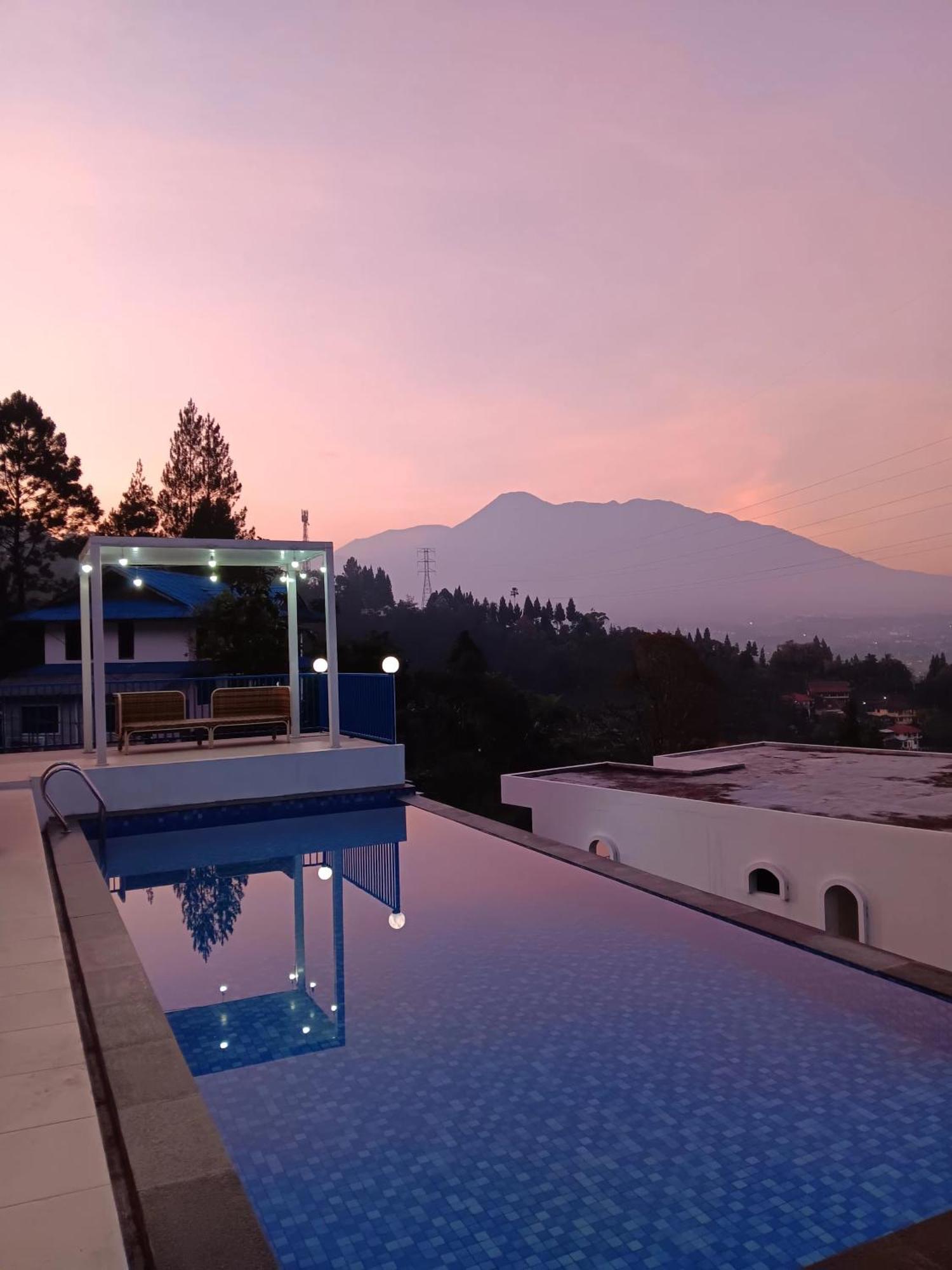 Villa Blue Door, Puncak Pondok Cipaseban Kültér fotó
