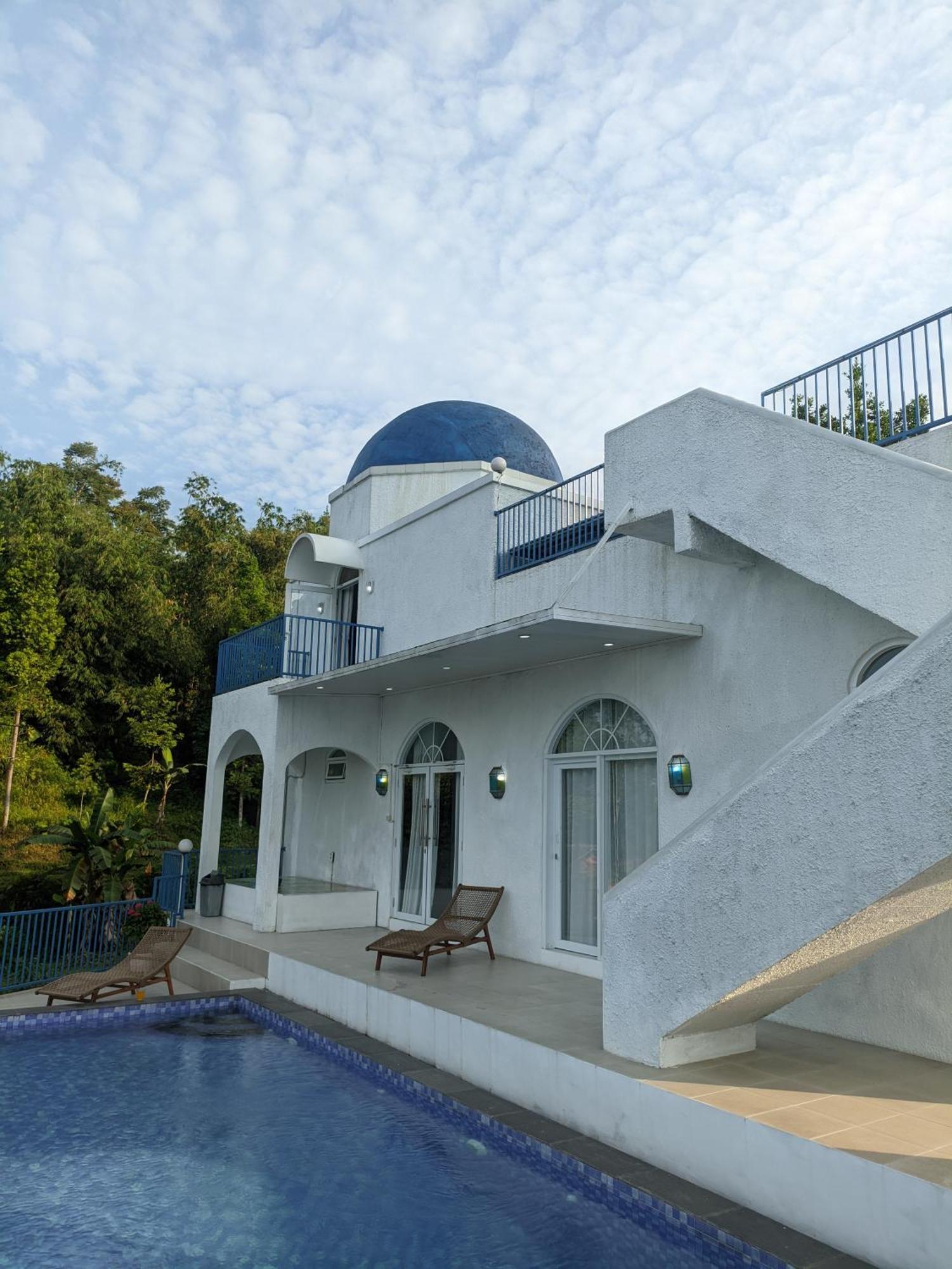 Villa Blue Door, Puncak Pondok Cipaseban Kültér fotó