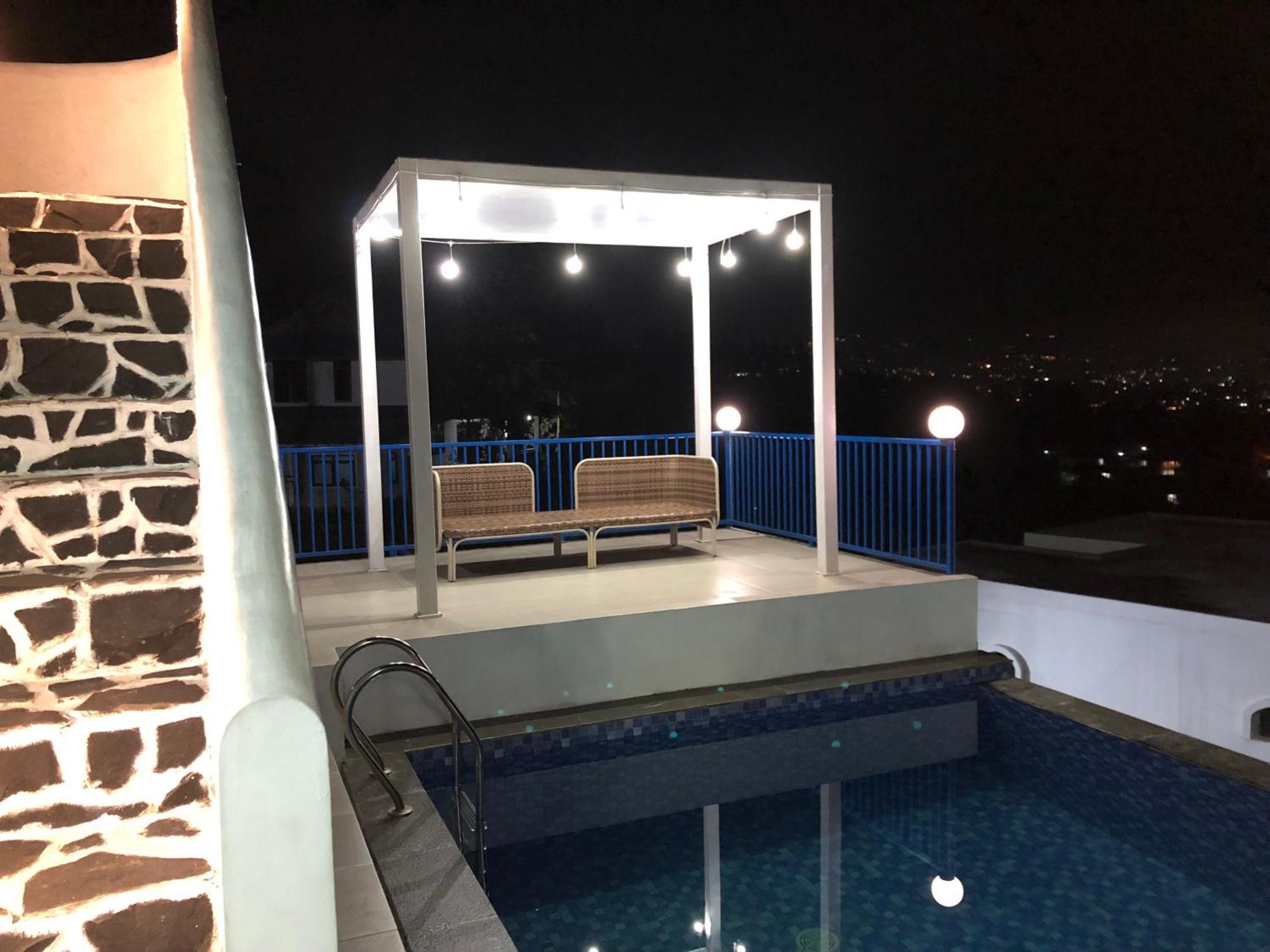 Villa Blue Door, Puncak Pondok Cipaseban Kültér fotó